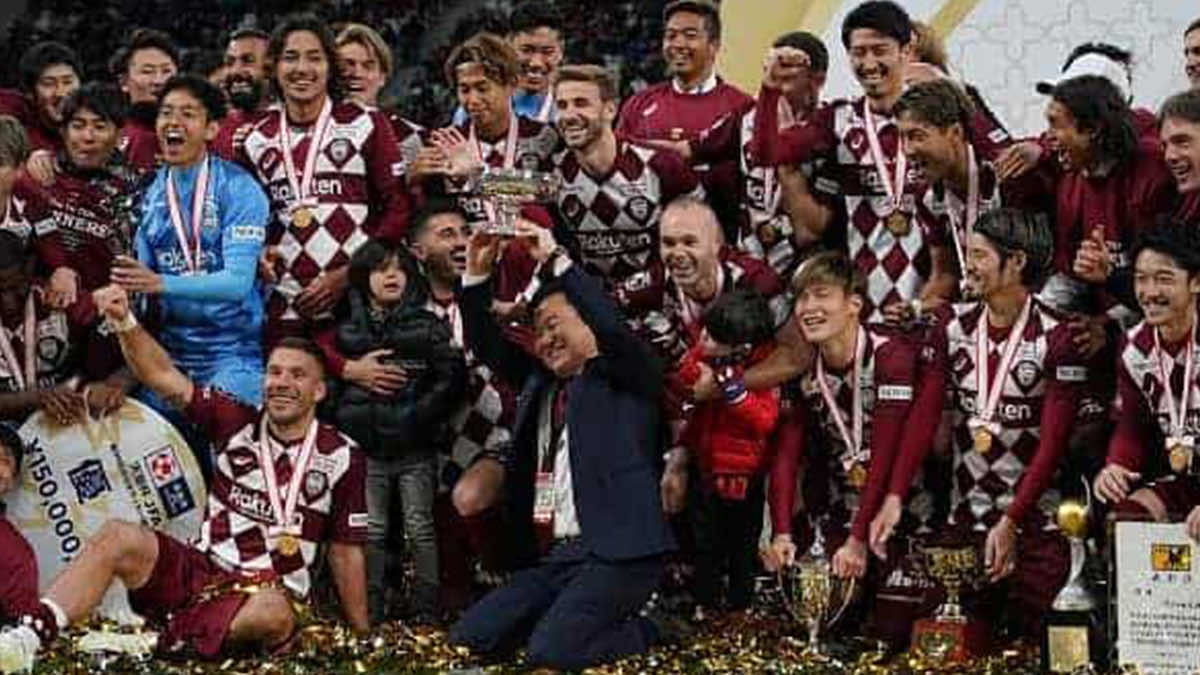 إينيستا بكأس إمبراطور اليابان (صور: Getty)