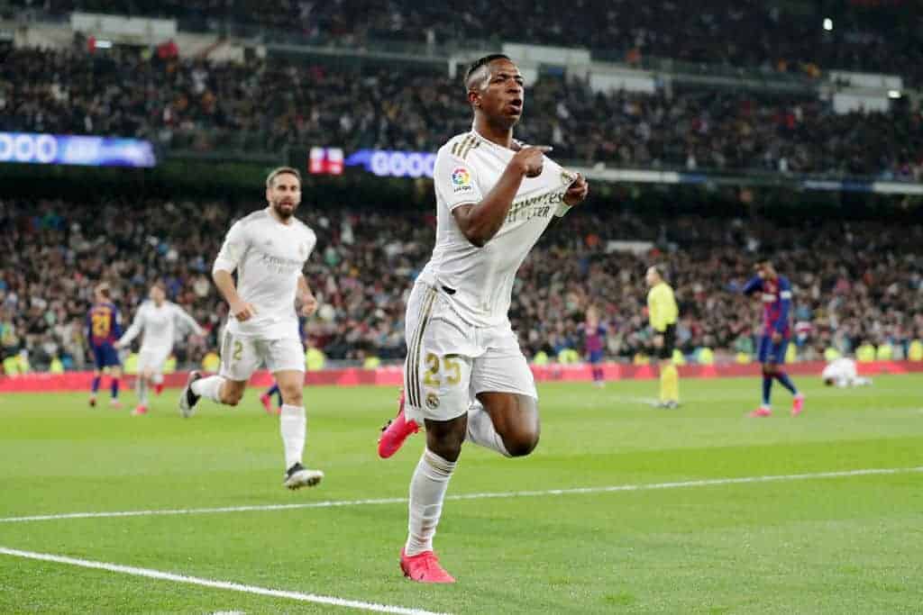 فينيسيوس جونيور يحتفل أمام برشلونة