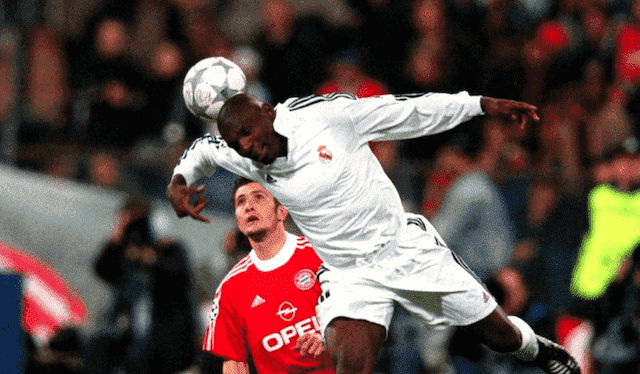 الكاميروني جيريمي جيتاب في مباراة ريال مدريد وبايرن ميونخ بدوري ابطال اوروبا عام 2002