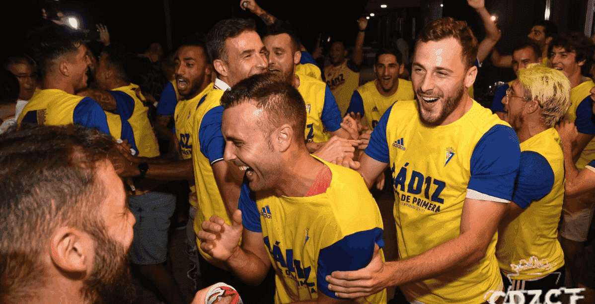 صورة من احتفالات فريق قاديش بالصعود إلى الدوري الاسباني بعد الانفراد بصدارة السيجوندا بفارق 5 نقاط عن هويسكا قبل جولتين من نهاية الموسم