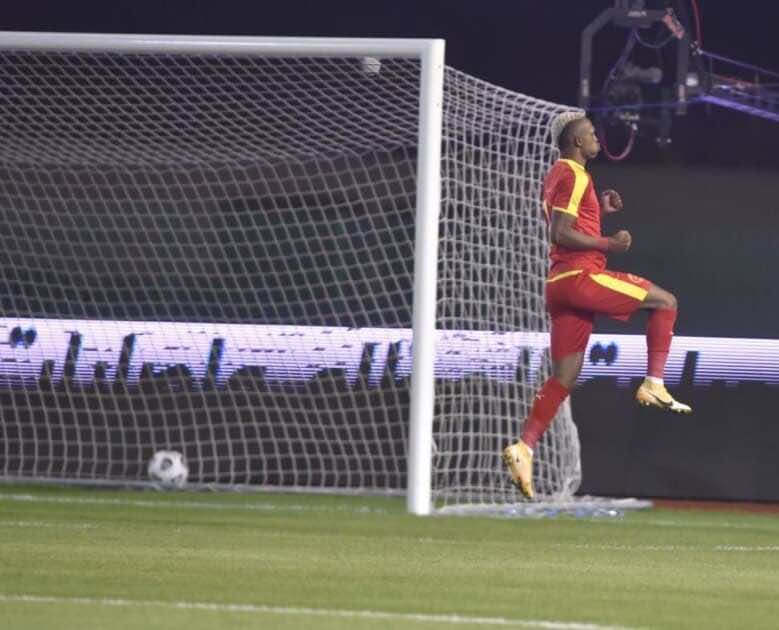 احتفال كارلوس لاعب القادسية فى مباراة الفوز على الشباب فى الدوري السعودي (صور:twitter)