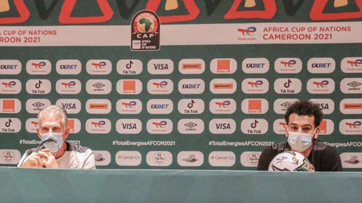 محمد صلاح يرمي الكرة في ملعب ادارة ليفربول من الكاميرون!